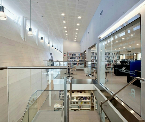Imatge de la segona i tercera planta de la biblioteca.
